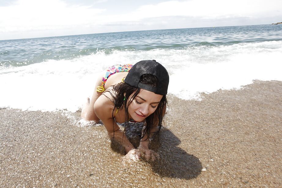 16P Alicia Poz, jeune aux petits seins, dévoile son cul asiatique sur la plage