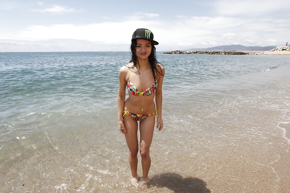 16P Alicia Poz, jeune aux petits seins, dévoile son cul asiatique sur la plage