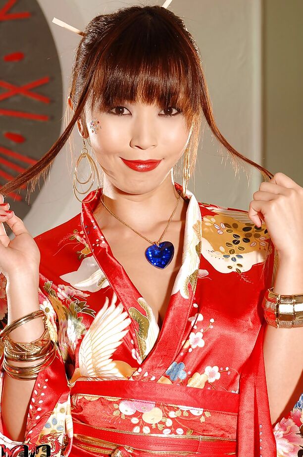 16P Une asiatique sexy découvrant ses petits seins et taquinant sa chatte taillée