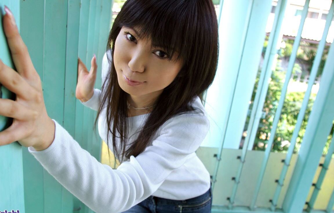 16P La jeune japonaise Kurara se met totalement nue alors qu'elle est chez elle dans son appartement