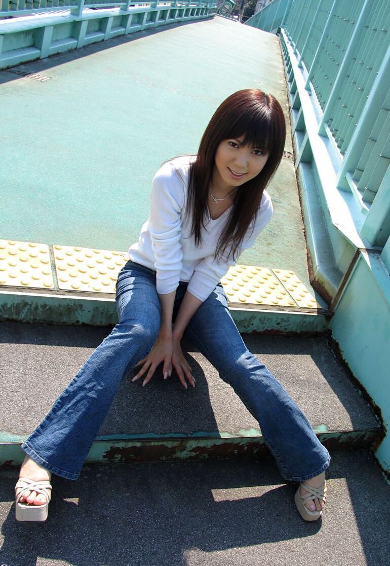 16P La jeune japonaise Kurara se met totalement nue alors qu'elle est chez elle dans son appartement