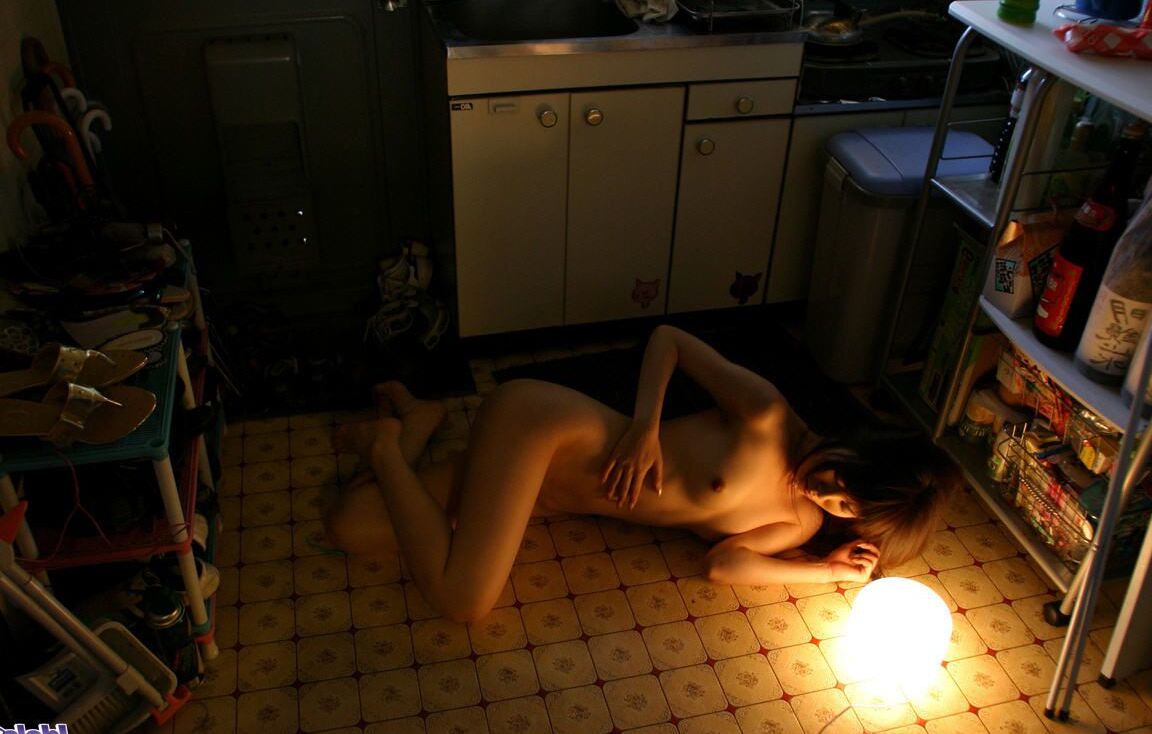 16P La jeune japonaise Kurara se met totalement nue alors qu'elle est chez elle dans son appartement