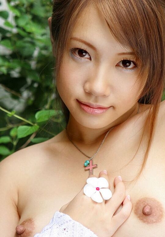 16P Das bezaubernde japanische Mädchen Reika Shiina zeigt ihre Titten und ihre Möse in Kniestrümpfen