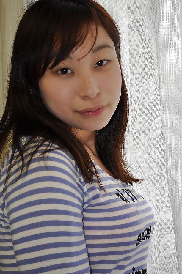 16P Brincalhão adolescente asiática Kasumi Ayano tirando a roupa e vibrando seu clitóris