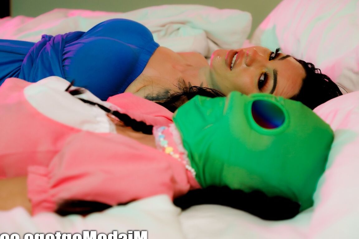 12P A linda garota asiática Misha Montana faz cosplay com sua namorada lésbica