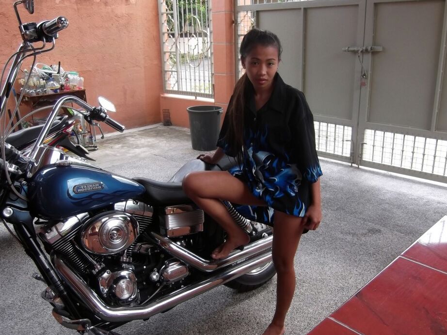 17P Ashley, petite fille philippine, pose nue pour un touriste sexuel