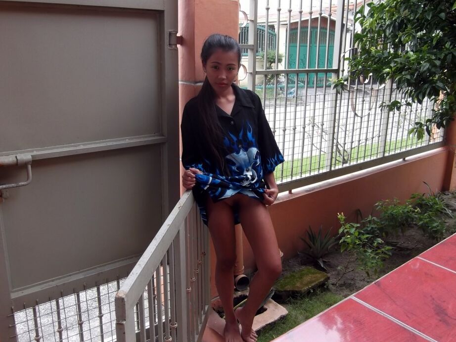 17P Ashley, petite fille philippine, pose nue pour un touriste sexuel