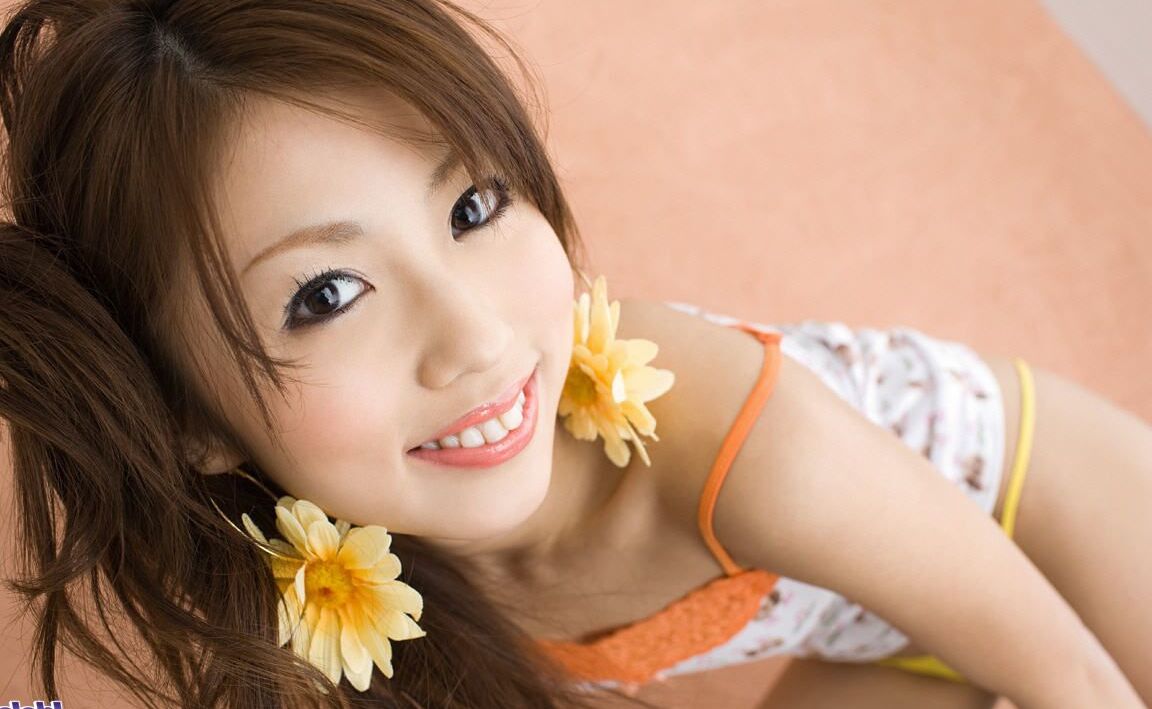 16P A linda adolescente japonesa Risa Chigasaki fica nua enquanto troca de roupa escolar