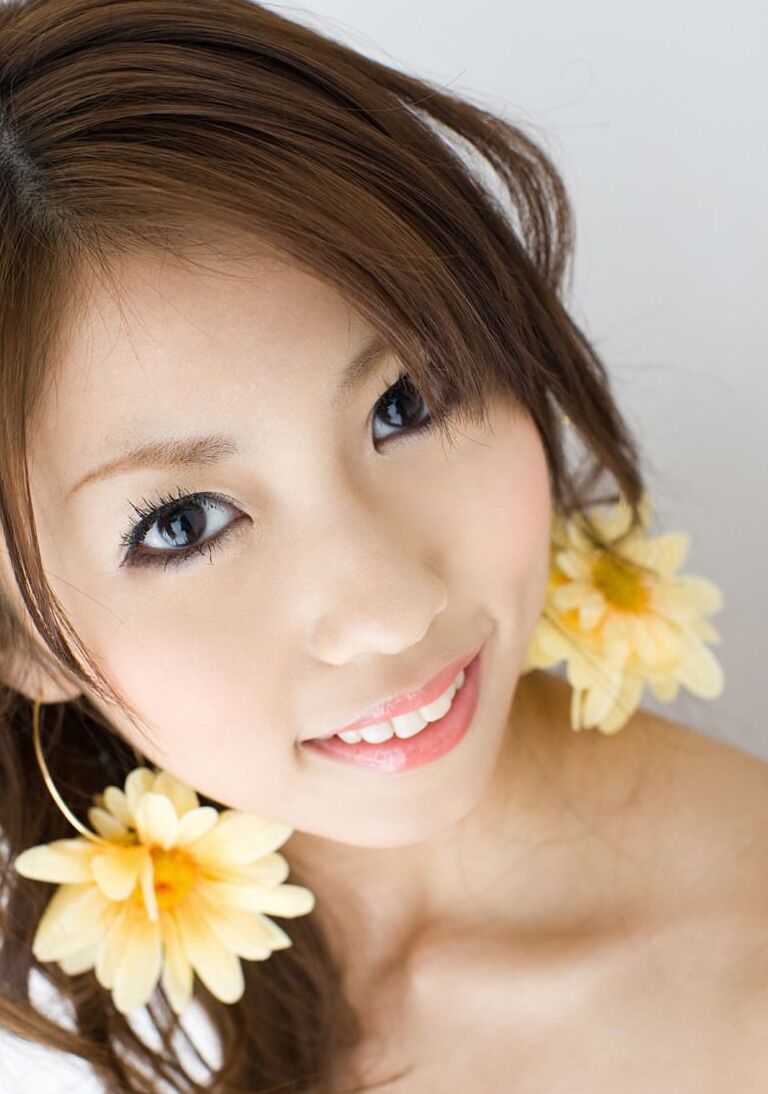 16P A linda adolescente japonesa Risa Chigasaki fica nua enquanto troca de roupa escolar