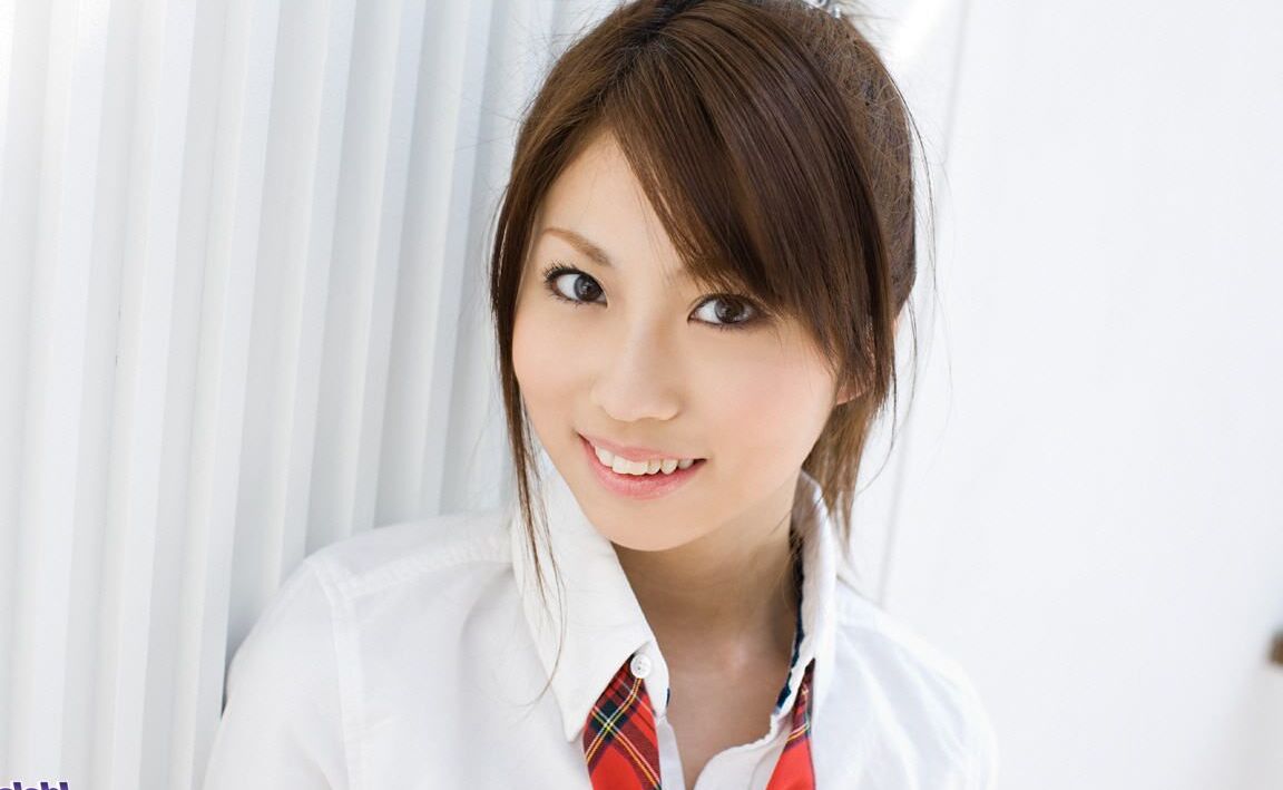 16P A linda adolescente japonesa Risa Chigasaki fica nua enquanto troca de roupa escolar