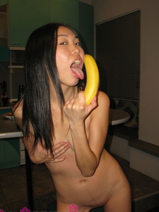 15P Betrunkene asiatische Freundin mit bedrohlicher Banane