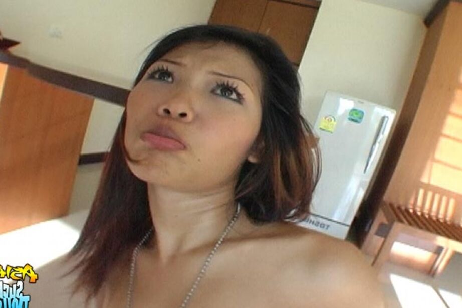 15P, la nana asiatique Taew se déshabille jusqu'à ses chaussettes avant qu'une pipe en POV n'ait lieu