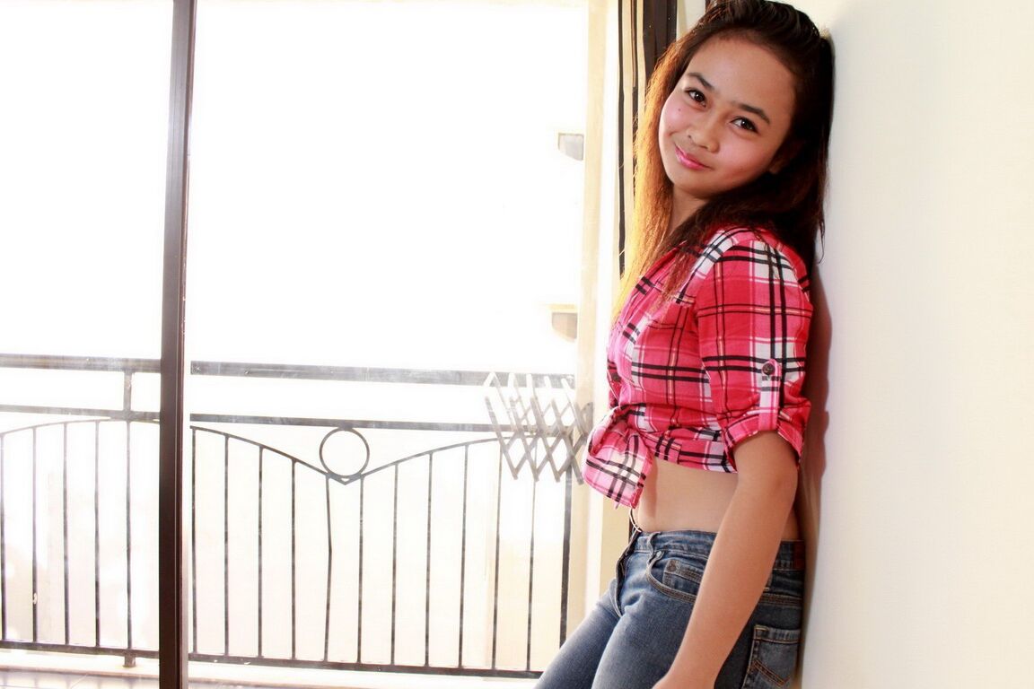 12P Adolescente asiática de jeans tira a roupa para posar nua pela primeira vez