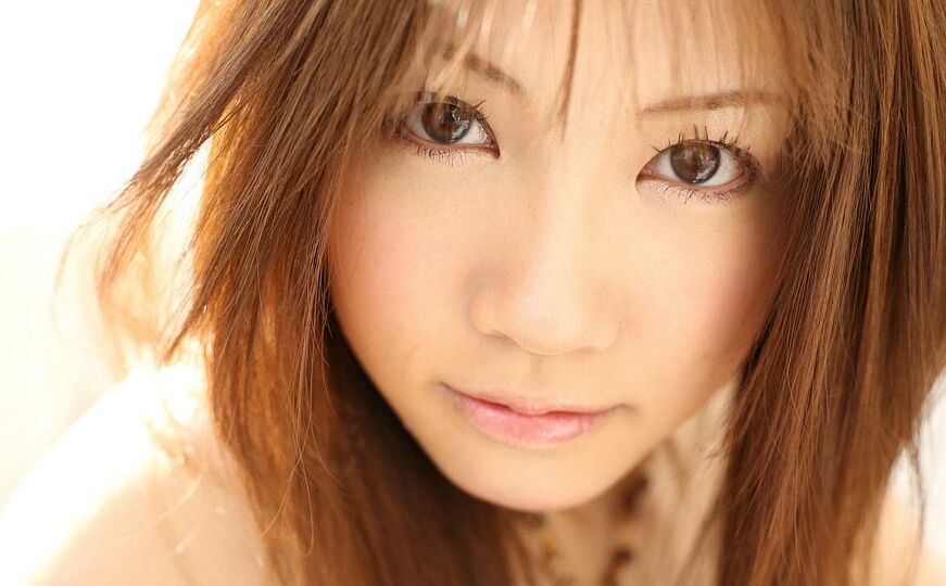 Die 16P japanische Rothaarige Reika Shiina befreit ihren jugendlichen Körper aus einem Kleid