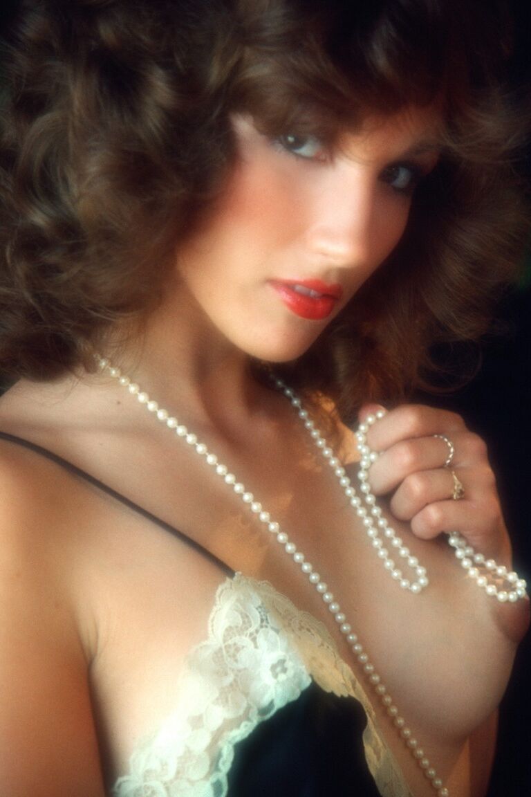 16P Vintage pornstar modelo Diane Weber mostra sua boceta peluda em ação solo