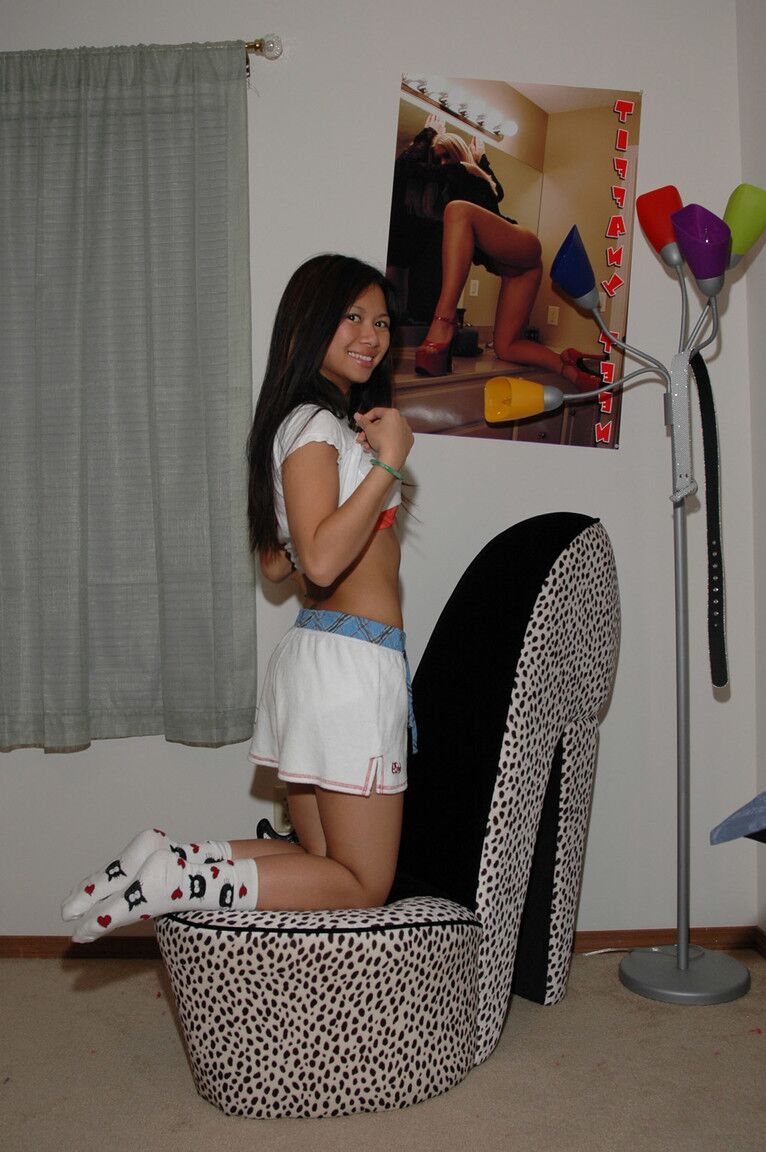 12P Asiática amateur ajusta su ropa interior de algodón blanca de manera provocativa