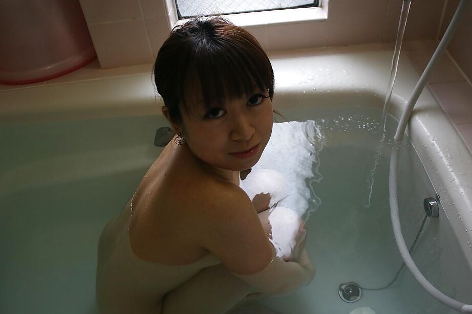 16P, la jeune asiatique Yuka Takagi prend un bain et expose son corps baisable.