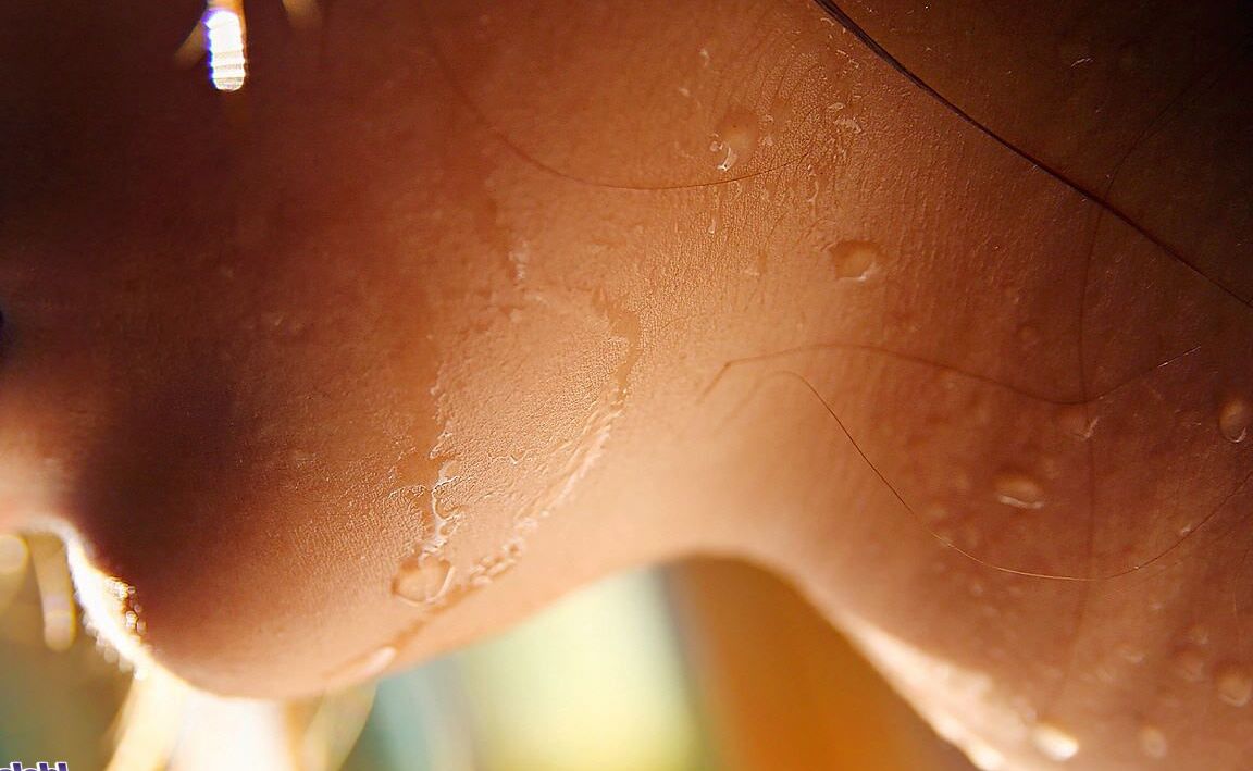16P Modelo adolescente adorável e gostosa gosta de exibir seu corpo nu na praia