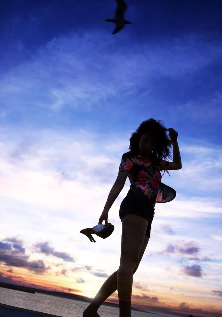 16P Modelo adolescente adorável e gostosa gosta de exibir seu corpo nu na praia