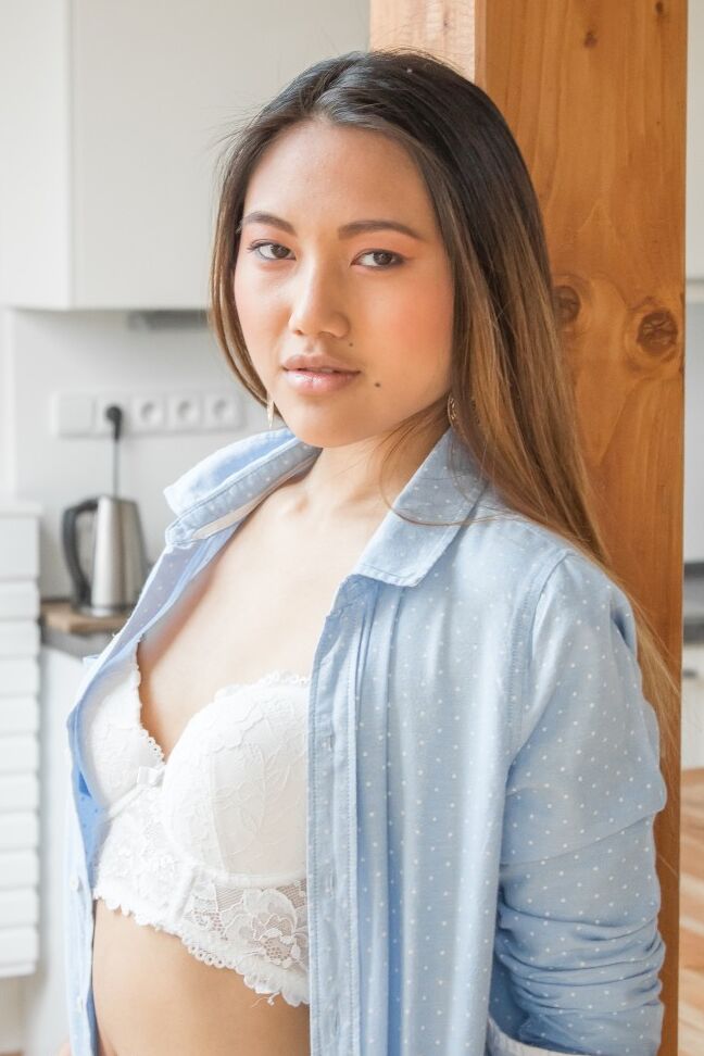 18P May Thai, petite amie brune et asiatique, enlève ses vêtements et pose