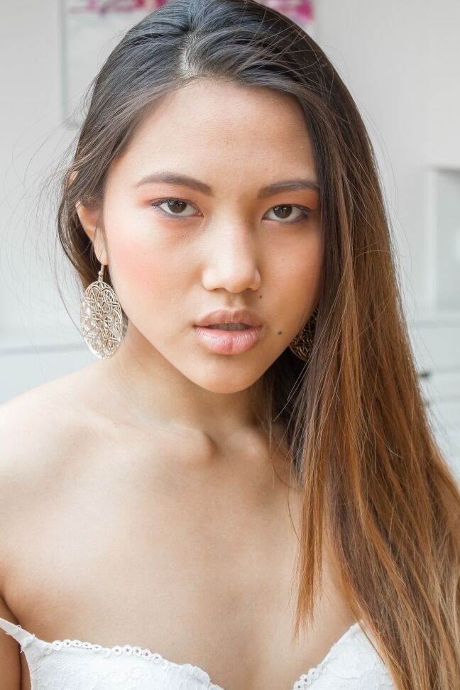 18P May Thai, petite amie brune et asiatique, enlève ses vêtements et pose