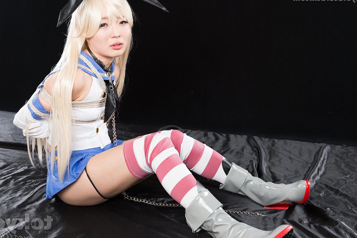 16P Garota japonesa com cabelos longos e meias combinando aguenta uma foda sem nudez