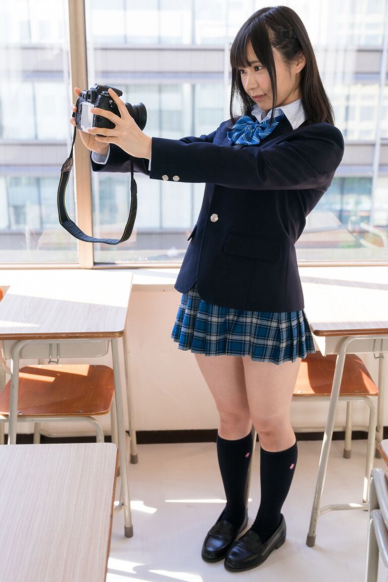 Une étudiante japonaise de 16P fait glisser sa culotte upskirt de côté tout en prenant des photos de elle-même
