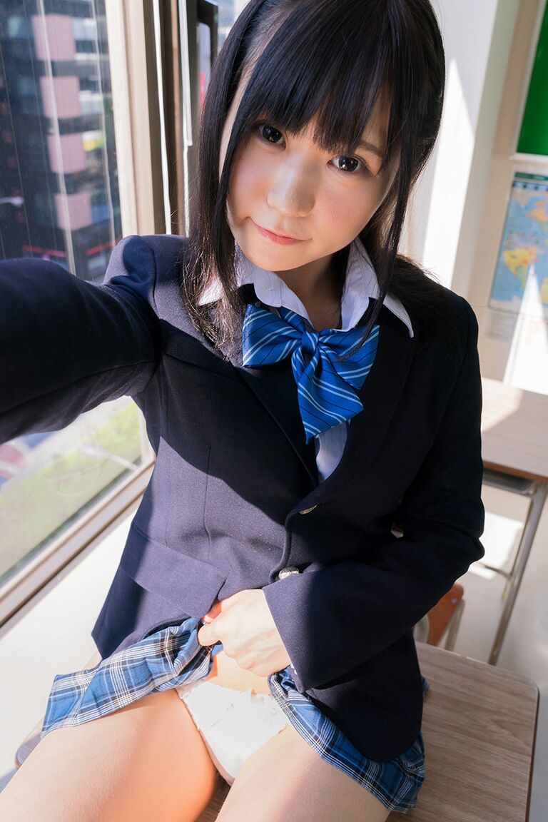 Une étudiante japonaise de 16P fait glisser sa culotte upskirt de côté tout en prenant des photos de elle-même