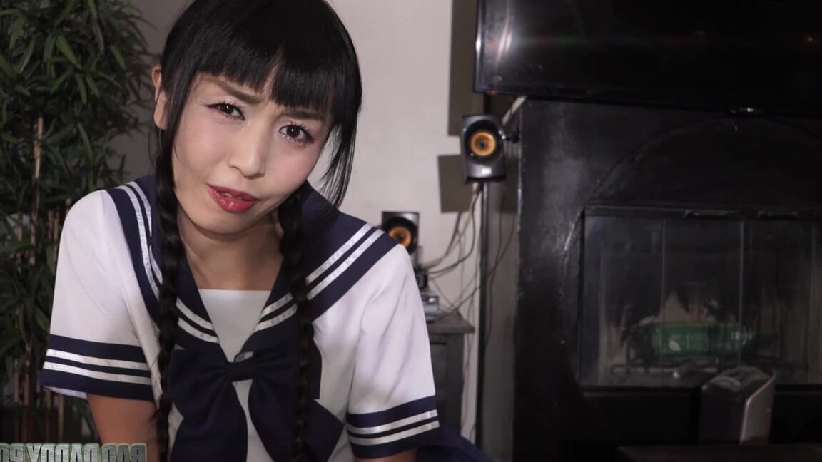 10P Trois filles orientales se livrent à des activités sexuelles en mode POV