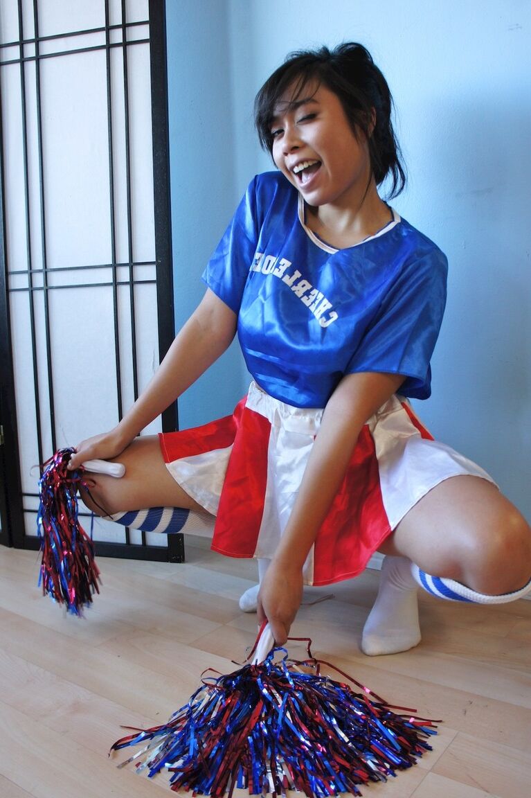 17P La douce pom-pom girl asiatique May Lee baise deux membres de l'équipe dans son uniforme