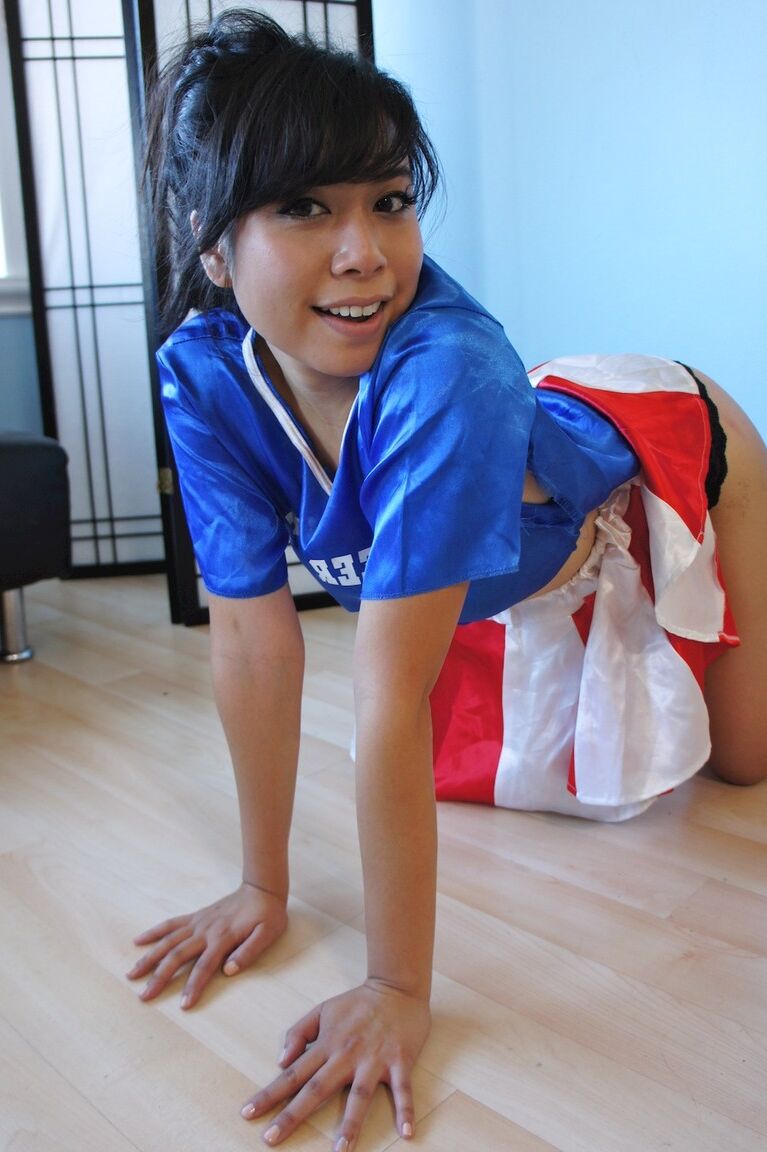 17P La douce pom-pom girl asiatique May Lee baise deux membres de l'équipe dans son uniforme