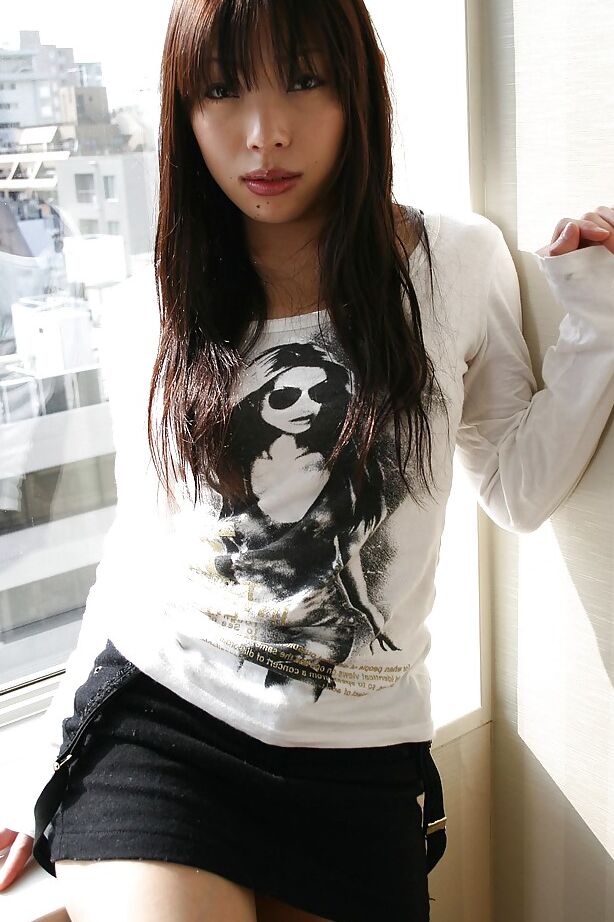 16P, la jeune asiatique Asuka Takedal se déshabille et fait vibrer sa fente rasée.