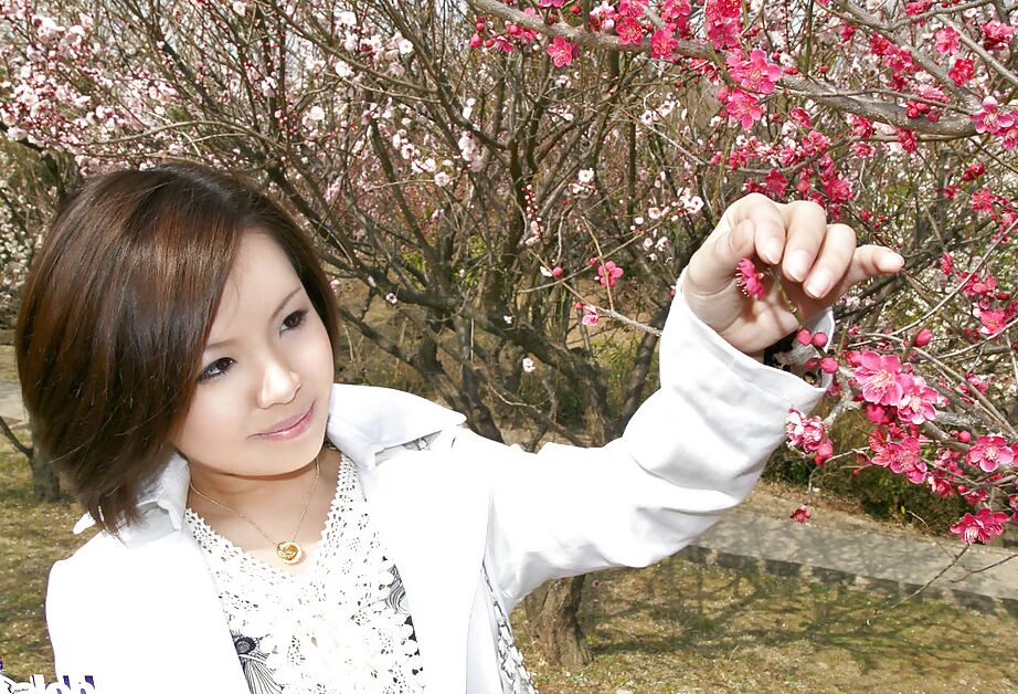 15P Böse asiatische Süße zeigt draußen ihre mit BH bedeckten Titten