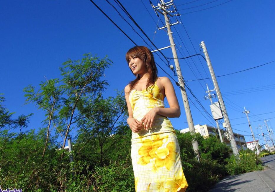 16P Un joli modèle asiatique aime poser sur la plage et montrer ses seins fermes