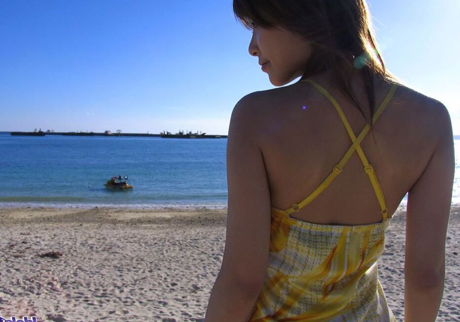 16P Un joli modèle asiatique aime poser sur la plage et montrer ses seins fermes