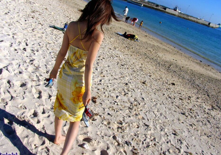 16P Un joli modèle asiatique aime poser sur la plage et montrer ses seins fermes