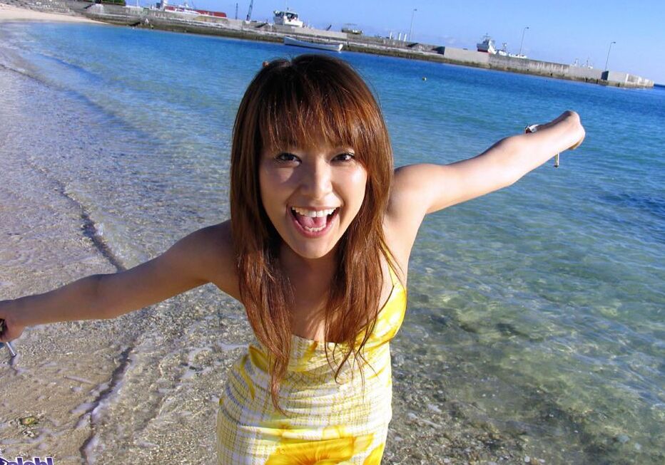 16P Un joli modèle asiatique aime poser sur la plage et montrer ses seins fermes