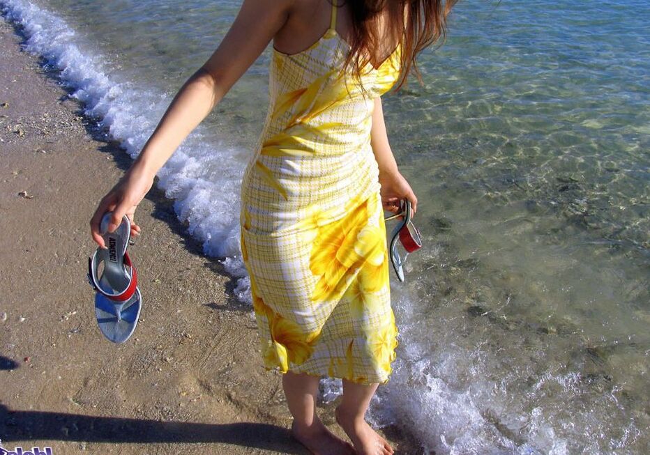 16P Un joli modèle asiatique aime poser sur la plage et montrer ses seins fermes