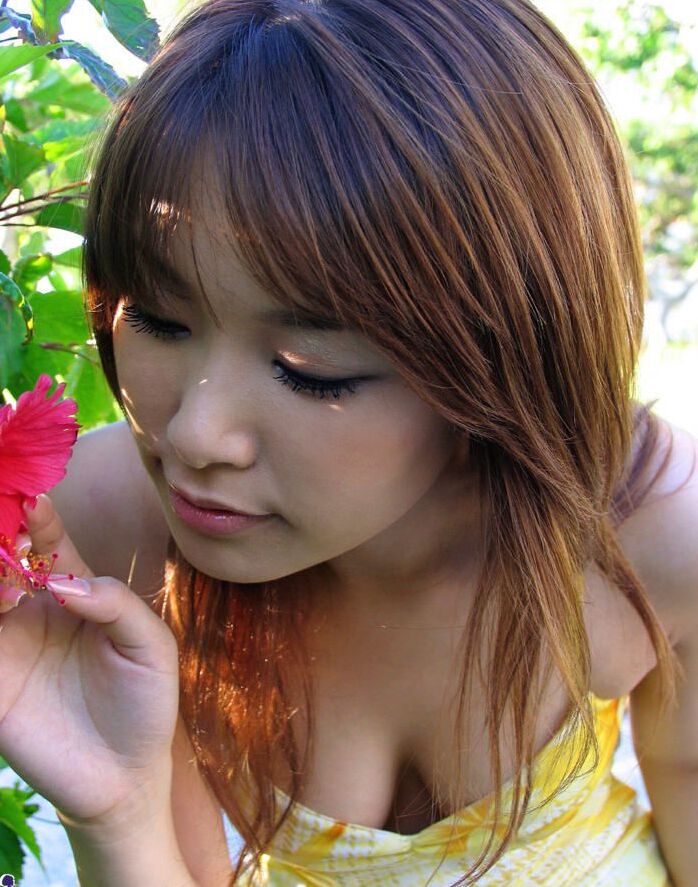 16P Un joli modèle asiatique aime poser sur la plage et montrer ses seins fermes