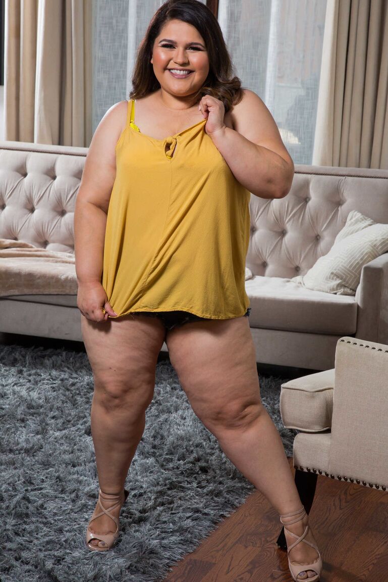 21P A adolescente gorda Karla Lane expõe sua bunda enorme e mamilos grandes em um solo