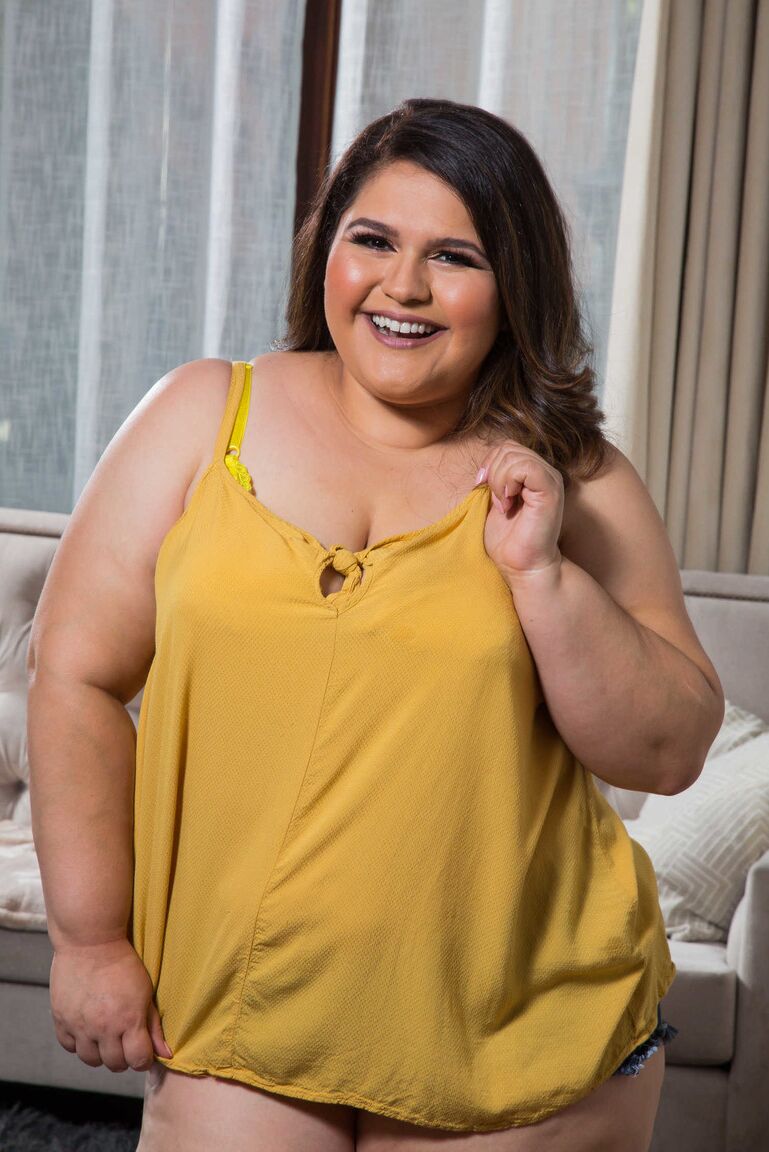 21P A adolescente gorda Karla Lane expõe sua bunda enorme e mamilos grandes em um solo