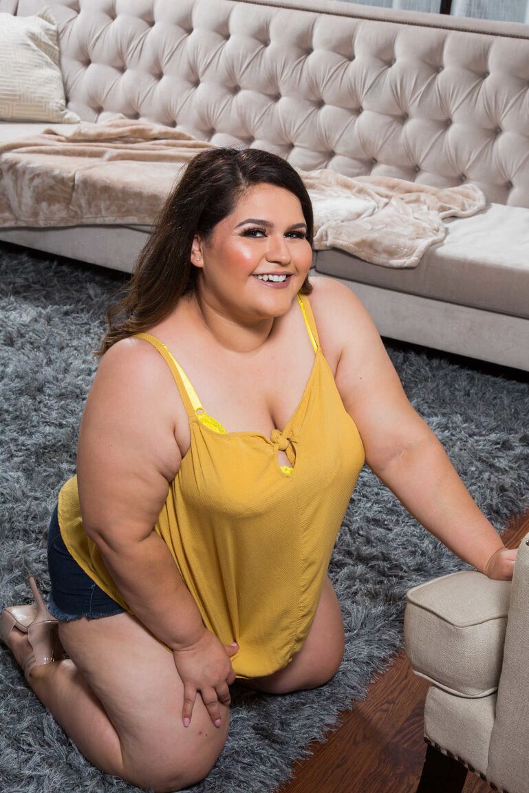 21P A adolescente gorda Karla Lane expõe sua bunda enorme e mamilos grandes em um solo