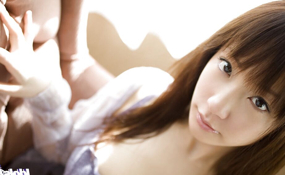 15P Adorável adolescente asiática com nádegas lindas Hina Kurumi tirando a calcinha