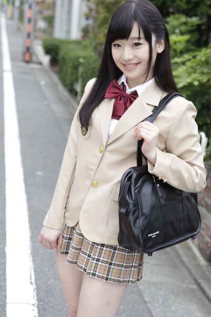 20P La pequeña colegiala asiática Yuna Himekawa jugueteada y follada en su chocho peludo