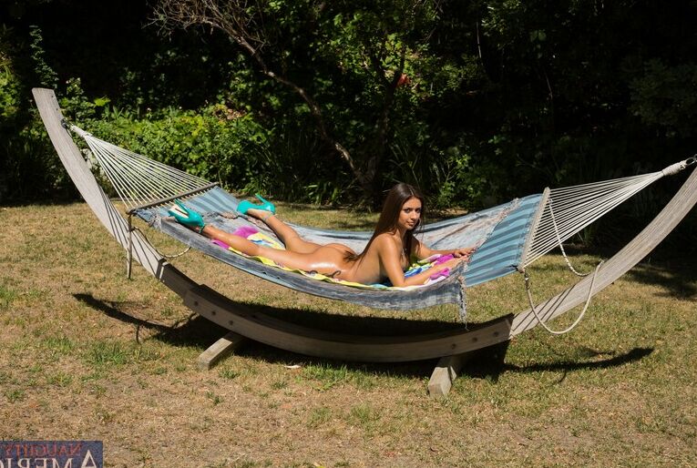 16P Entzückendes Latina-Babe mit sexy Arsch Jynx Maze schlüpft aus ihrem Bikini
