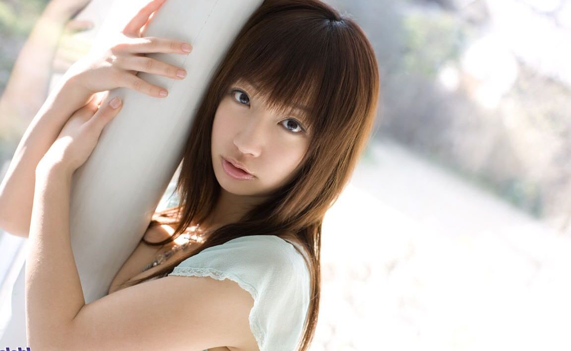 16P L'adorable adolescente japonaise Hina Kurumi expose ses jolis seins lors d'une action en solo