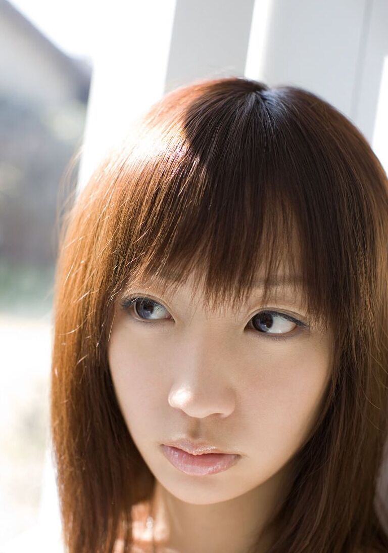 16P L'adorable adolescente japonaise Hina Kurumi expose ses jolis seins lors d'une action en solo