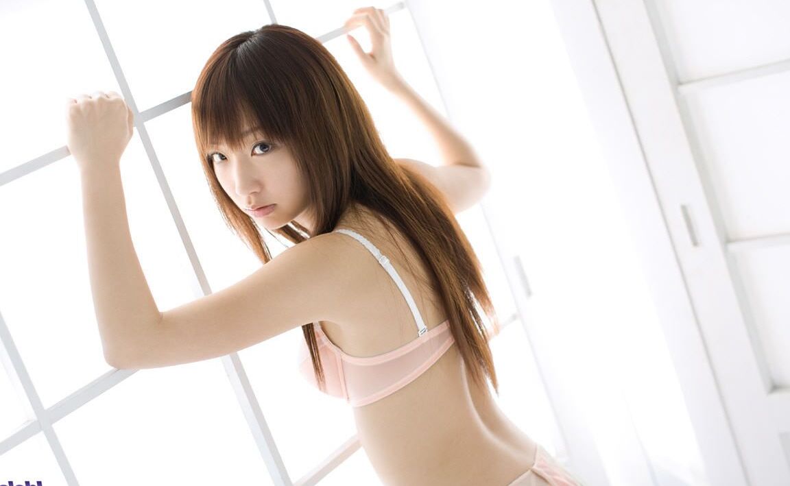 16P L'adorable adolescente japonaise Hina Kurumi expose ses jolis seins lors d'une action en solo