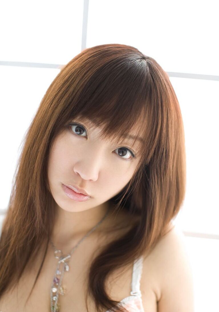 16P L'adorable adolescente japonaise Hina Kurumi expose ses jolis seins lors d'une action en solo