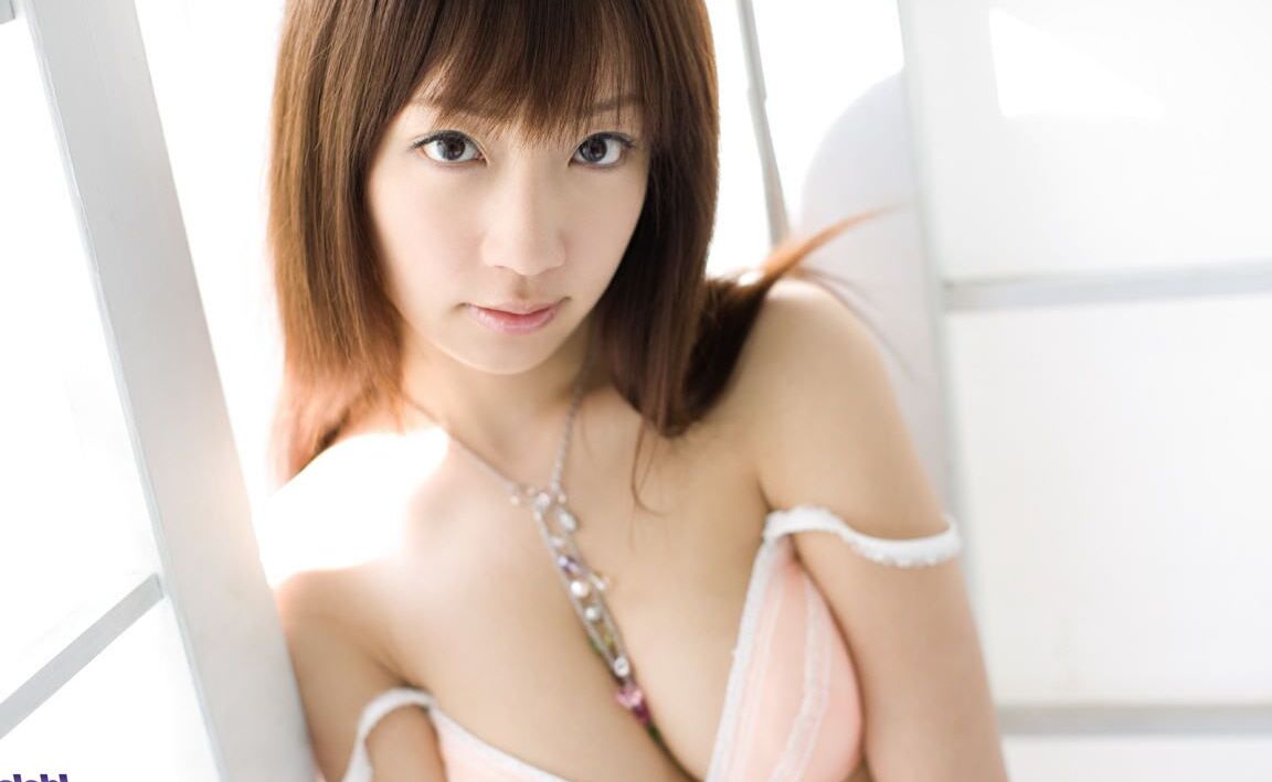 16P L'adorable adolescente japonaise Hina Kurumi expose ses jolis seins lors d'une action en solo